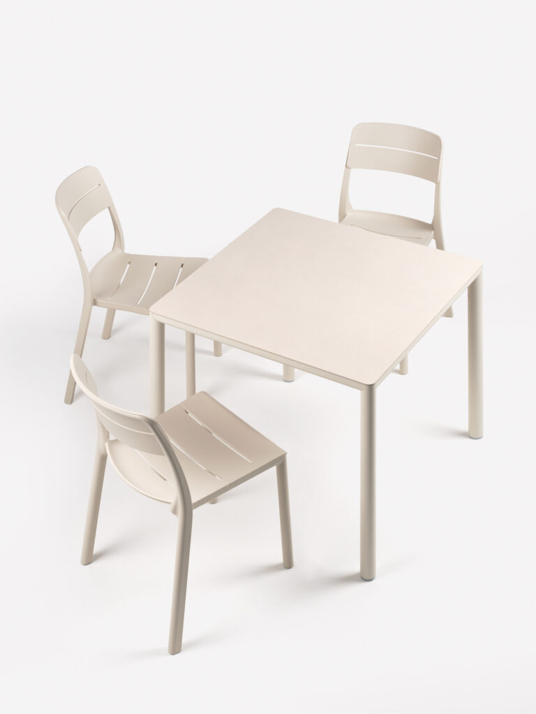 Stolik piave do restauracji Nardi