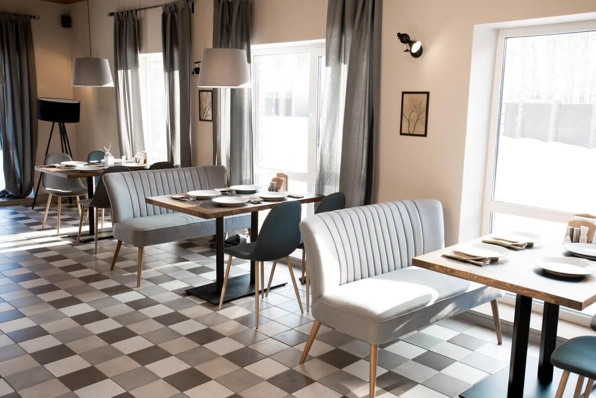 Przytulne wnętrze z ustawionymi stołami do kawiarni.